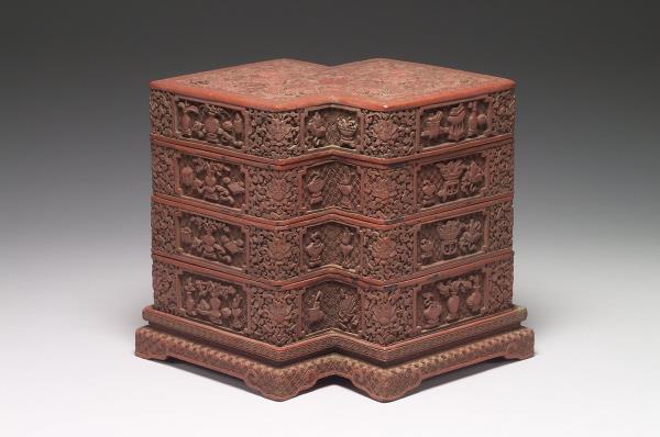 剔紅博古花卉龍紋方勝盒