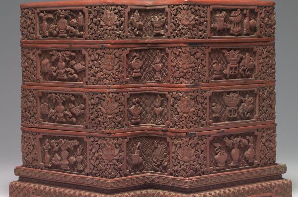 剔紅博古花卉龍紋方勝盒