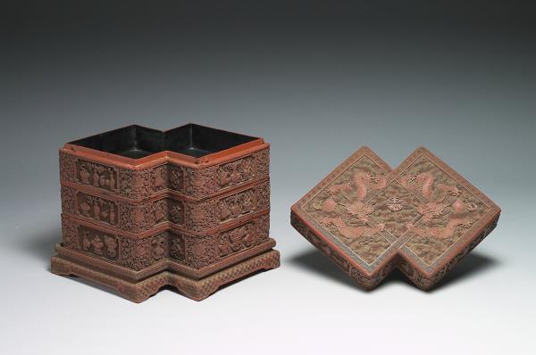 剔紅博古花卉龍紋方勝盒