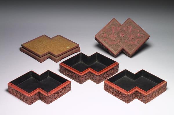 剔紅博古花卉龍紋方勝盒