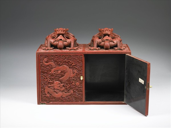 剔紅雲龍紋長方匣