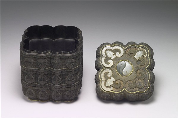 剔黑嵌玉三層套盒