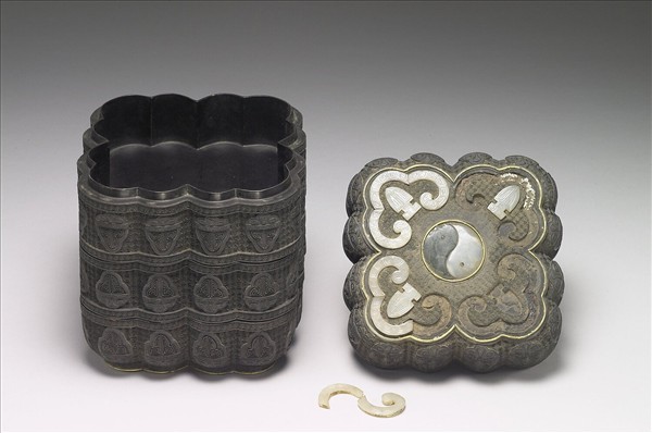 剔黑嵌玉三層套盒