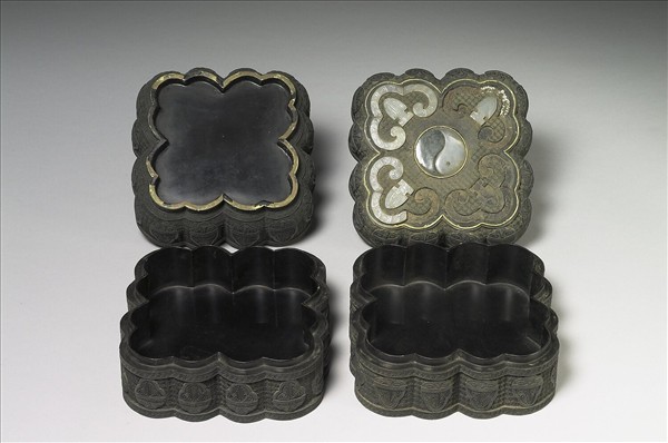 剔黑嵌玉三層套盒