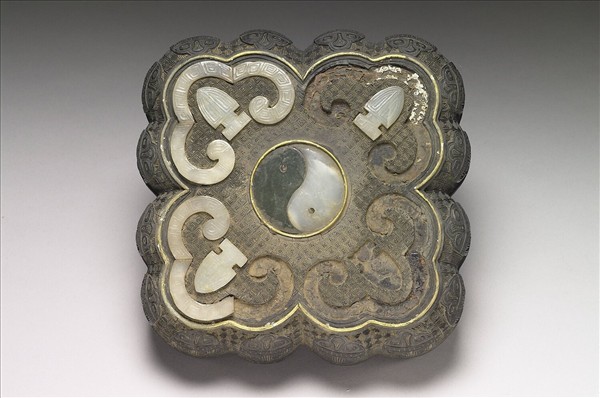 剔黑嵌玉三層套盒