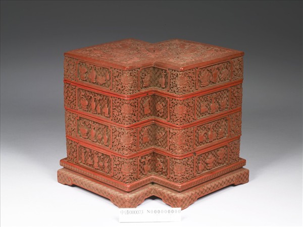 剔紅博古花卉龍紋方勝盒