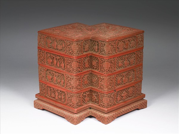 剔紅博古花卉龍紋方勝盒