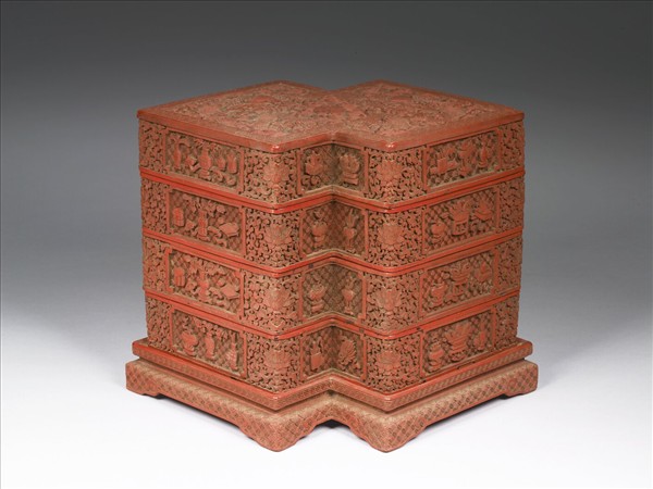 剔紅博古花卉龍紋方勝盒