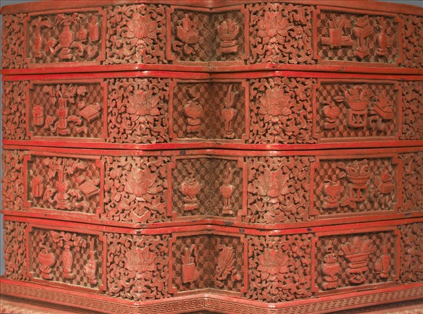 剔紅博古花卉龍紋方勝盒