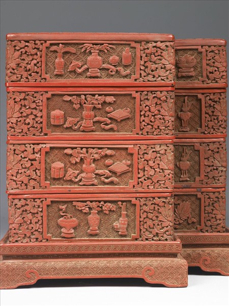 剔紅博古花卉龍紋方勝盒