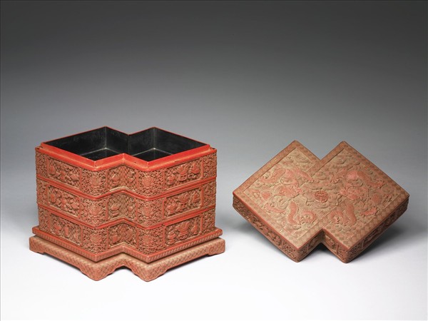 剔紅博古花卉龍紋方勝盒