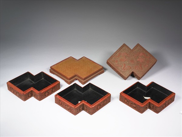 剔紅博古花卉龍紋方勝盒