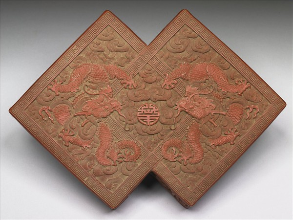 剔紅博古花卉龍紋方勝盒