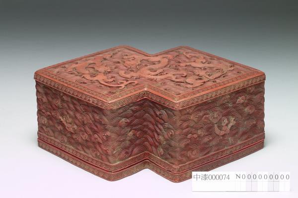 剔紅龍紋方勝盒
