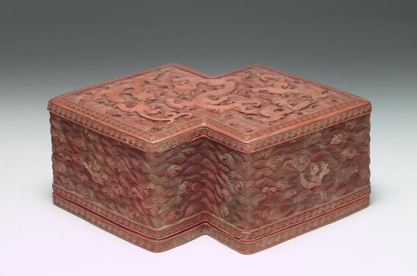 剔紅龍紋方勝盒