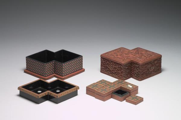 剔紅龍紋方勝盒