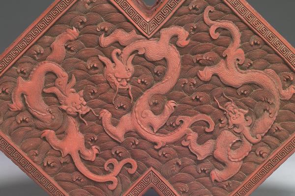 剔紅龍紋方勝盒