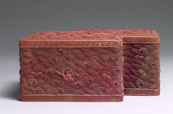 剔紅龍紋方勝盒