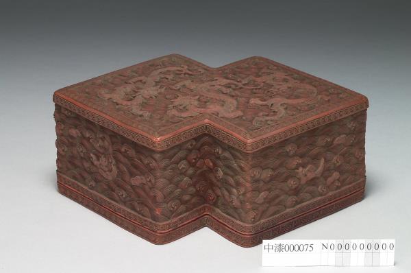 剔紅龍紋方勝盒