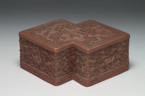 剔紅龍紋方勝盒