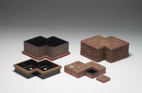 剔紅龍紋方勝盒