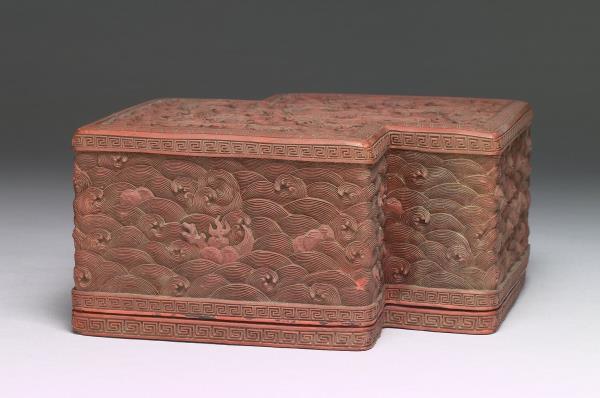 剔紅龍紋方勝盒