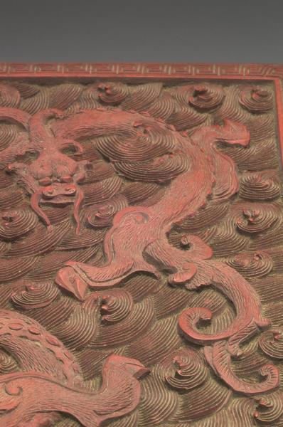 剔紅龍紋方勝盒