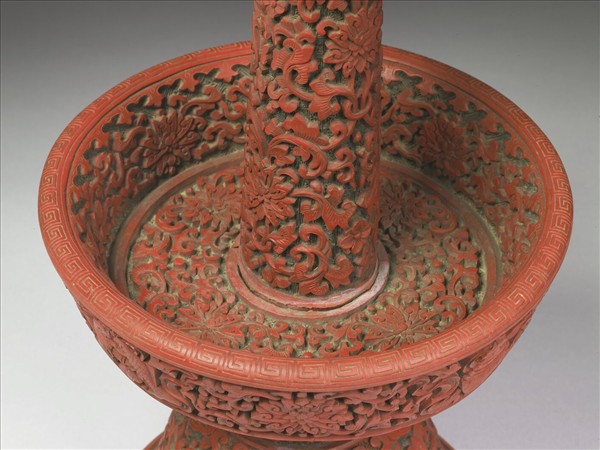 剔紅八寶番蓮紋燭台