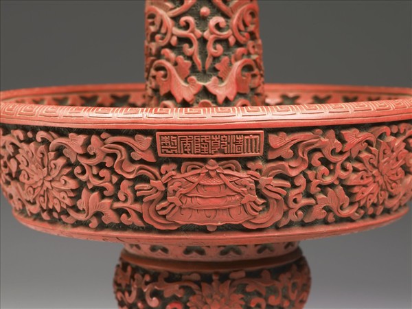 剔紅八寶番蓮紋燭台