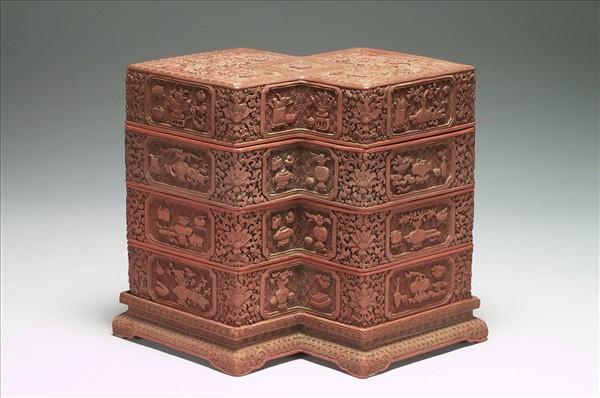 剔紅博古花卉龍紋方勝盒
