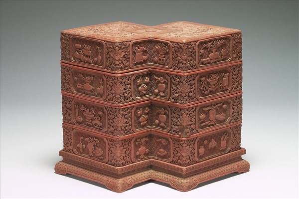 剔紅博古花卉龍紋方勝盒