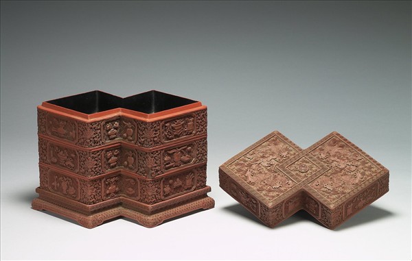 剔紅博古花卉龍紋方勝盒