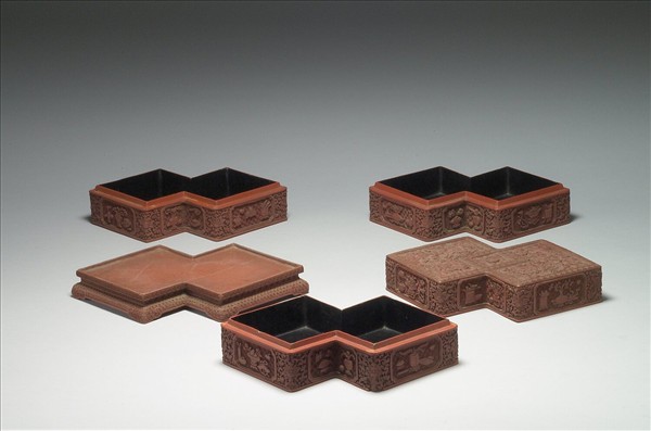 剔紅博古花卉龍紋方勝盒