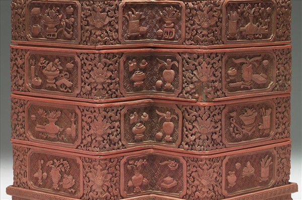 剔紅博古花卉龍紋方勝盒