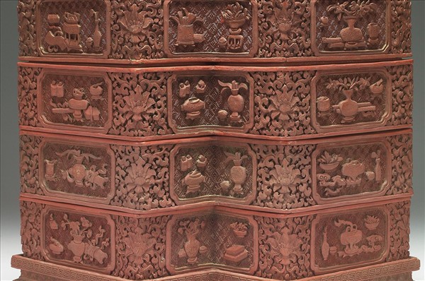 剔紅博古花卉龍紋方勝盒