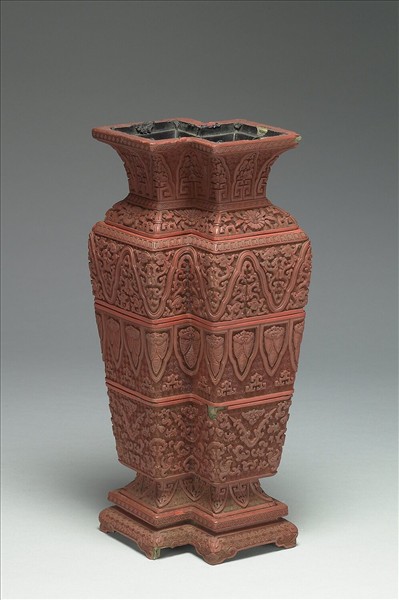 剔紅方勝式四截瓶