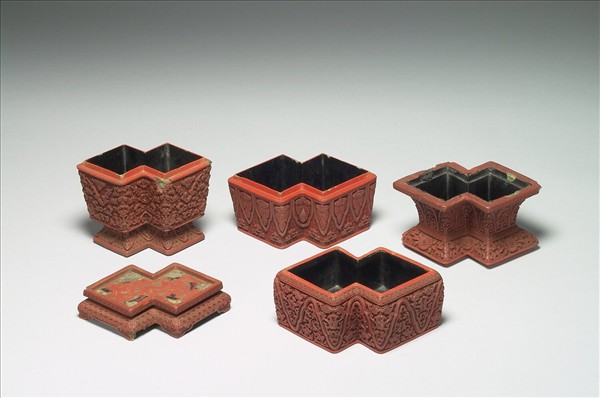 剔紅方勝式四截瓶