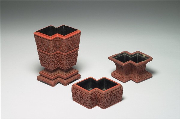 剔紅方勝式四截瓶