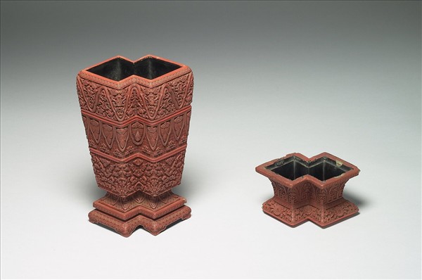 剔紅方勝式四截瓶