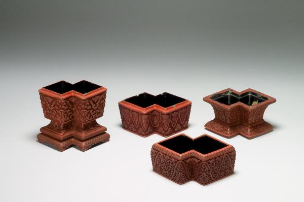 剔紅方勝式四截瓶