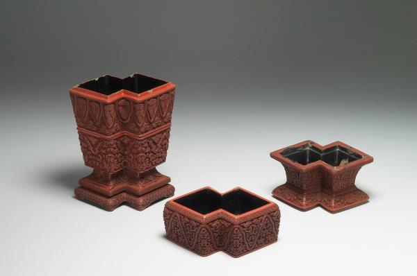 剔紅方勝式四截瓶