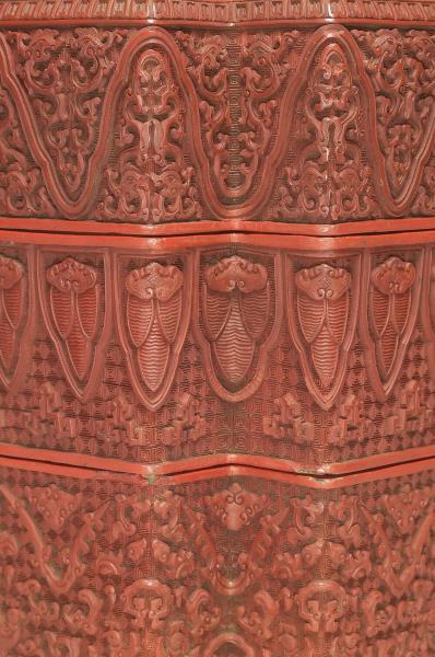 剔紅方勝式四截瓶