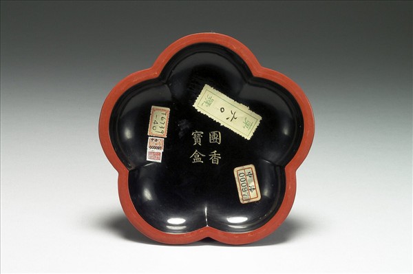 剔紅團香寶盒