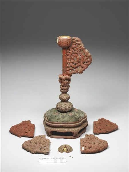 剔彩雲龍紋冠架