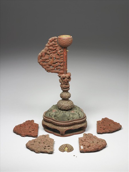 剔彩雲龍紋冠架