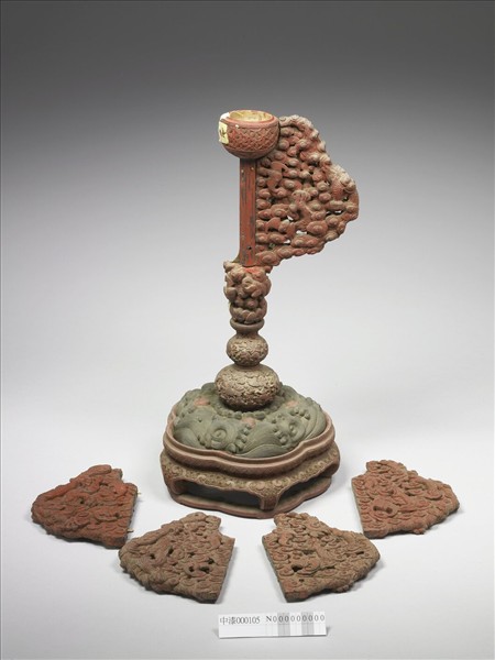 剔彩雲龍紋冠架