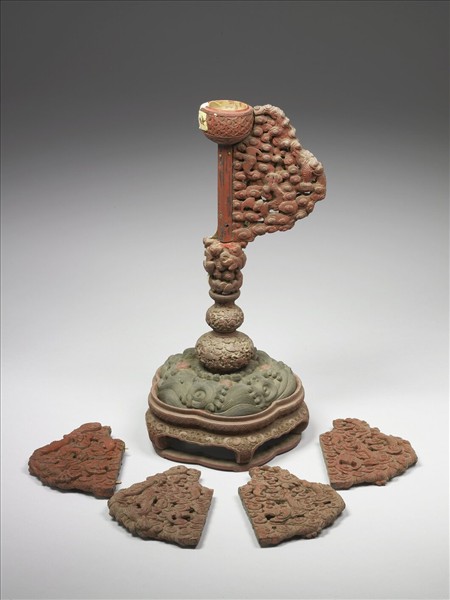 剔彩雲龍紋冠架