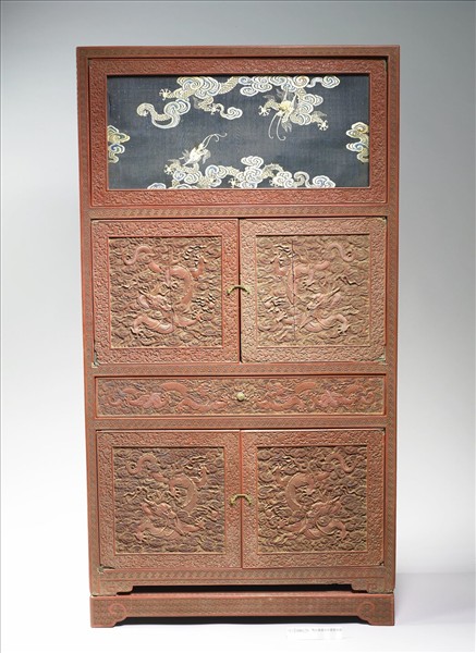 剔紅雲龍紋長方櫃