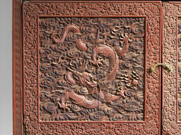 剔紅雲龍紋長方櫃