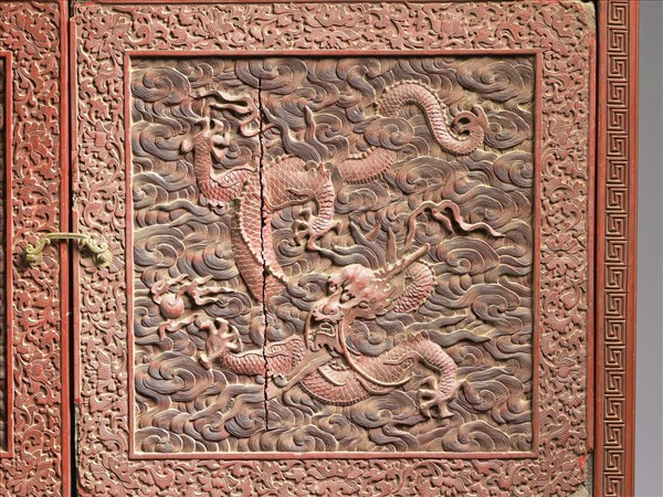 剔紅雲龍紋長方櫃